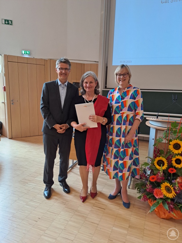 Maria Öllinger (62) - Mitte -hat den Masterstudiengang Caritaswissenschaft und werteorientiertes Management mit großem Erfolg abgeschlossen. Die Deutsche Caritas-Präsidentin und Eva Maria Welskop-Deffaa und Prof. Dr. Bernhard Bleyer, der Leiter des Studienganges Caritaswissenschaften gratulieren ihr herzlich.