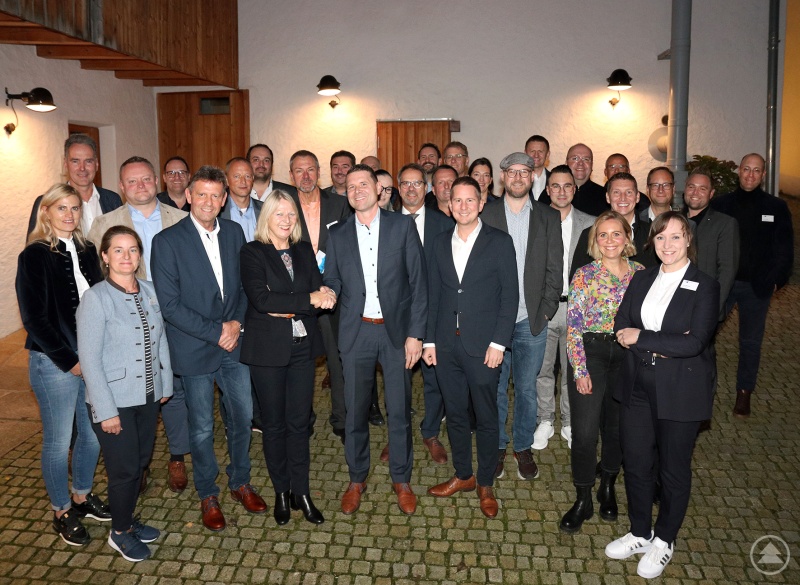 Per Handschlag gratulierte Elisabeth Hintermann ihrem Nachfolger Jürgen Greipl zu seiner Wahl zum Vorsitzenden des IHK-Gremiums Freyung-Grafenau. Zwischen der alten und dem neuen Vorsitzenden stehen Greipls Stellvertreter – Norbert Peter (l.) und Johannes Huber (r.).