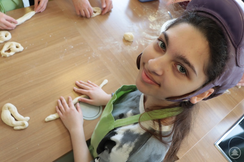 Wie hier Angelina wickelten und backten die Schüler:innen der MS 8 und 9 rund 120 Brezen für das große Frühstück.