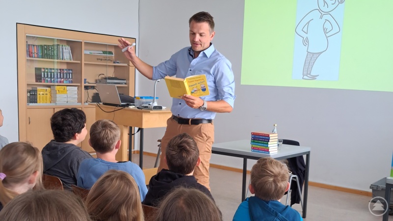Der Jugendbuchautor Hans-Peter Schneider verstand es mit seiner ausdrucksstarken Mimik und mit vollem Körpereinsatz die Figuren aus „Seppis Tagebuch“ zum Leben zu erwecken und die Grafenauer Realschüler zu begeistern.