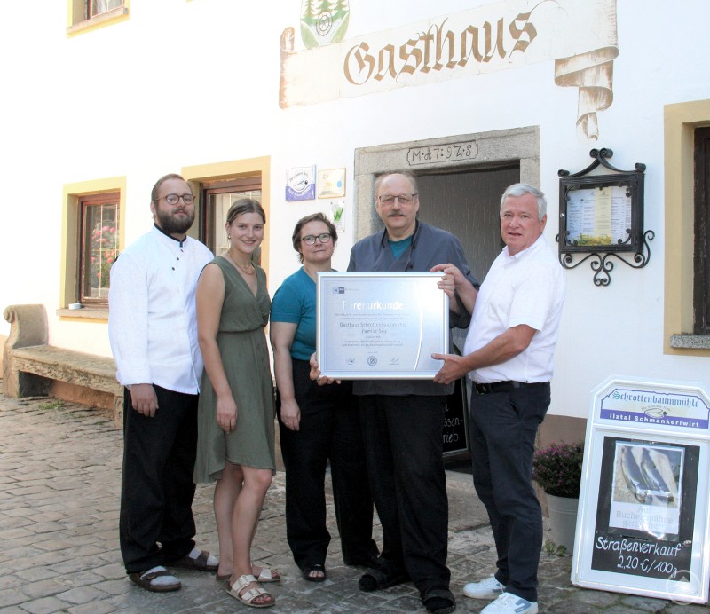 IHK-Bereichsleiter Hans Meyer überreichte die Ehrenurkunde an die Wirtsfamilie mit Anton, Astrid, Anne und Benedikt Segl (von rechts)