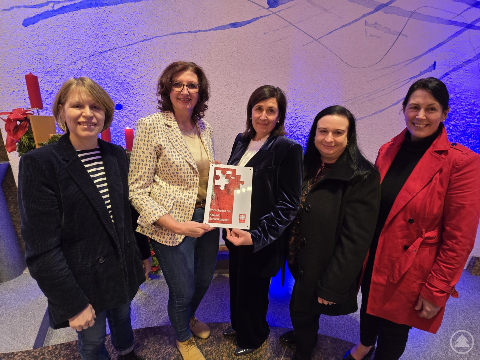 Das Schild an einer Caritas-Kita weist nach: „Wir schauen hin“ und haben ein Schutzkonzept. Das Projekt steuern, Andrea Irouschek, Andrea Kramer, Gabriele Fuchs, Stefanie Hubner und Petra Schötz.