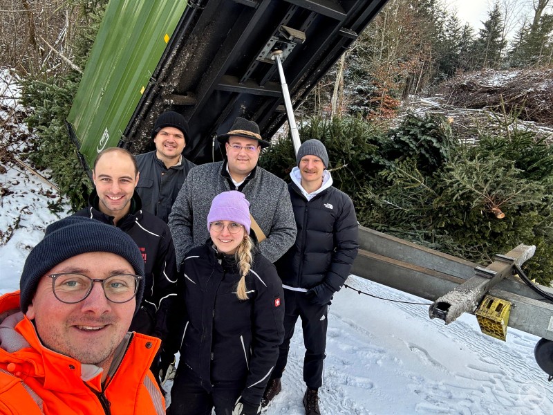 Hier werden die Christbäume abgeladen und zwischengelagert, bevor sie zu Hackgut weiterverarbeitet werden: Insgesamt fünf volle Kipper-Ladungen mit ausgedienten Christbäumen sammelten die Mitglieder der Jungen Wähler Union Freyung e. V. ein. Unser Foto zeigt (v. li. n. re.) Ludwig König, Dr.-Ing. Sebastian Weber, Martin Höppler, Sabrina Lucksch, Christoph Weishäupl und Moritz Krenn.