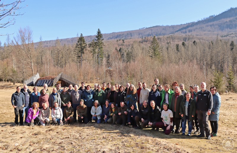 Zum Gruppenfoto versammelten sich die Bildungsexperten vorm Wiesenbett des Wildniscamps. Zum Gruppenfoto versammelten sich die Bildungsexperten vorm Wiesenbett des Wildniscamps.