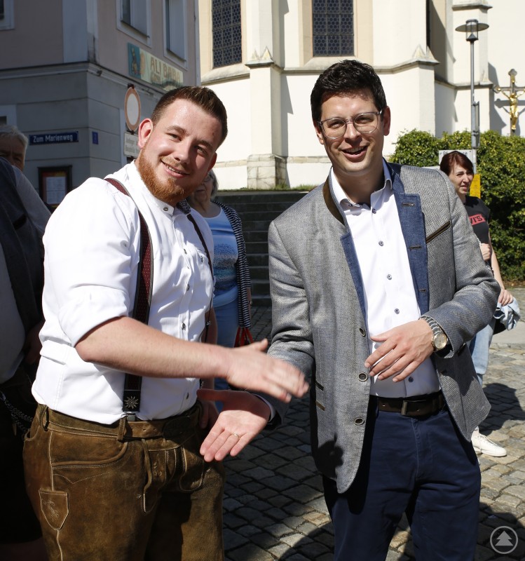 Bürgermeister Martin Pichler und Gregor Braunreuther besiegelten den Deal mit Handschlag, Bier und Brotzeit. Bürgermeister und Maibaumkrampfer beim Handschlag nach erfolgreicher Verhandlung in Schönberg