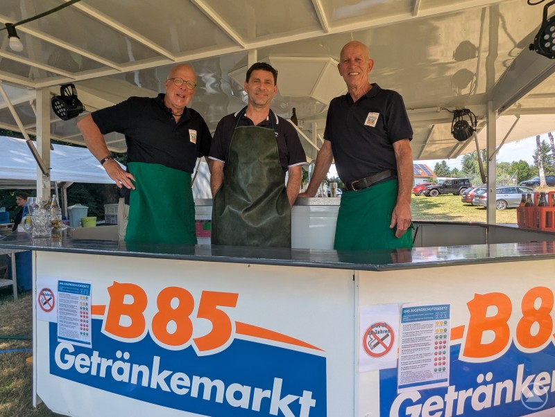 Dank Getränkeausschank und sympathischer Bedienung musste auch niemand durstig bleiben Getränkestand und Ausschank mit drei Vereinsmitglieder