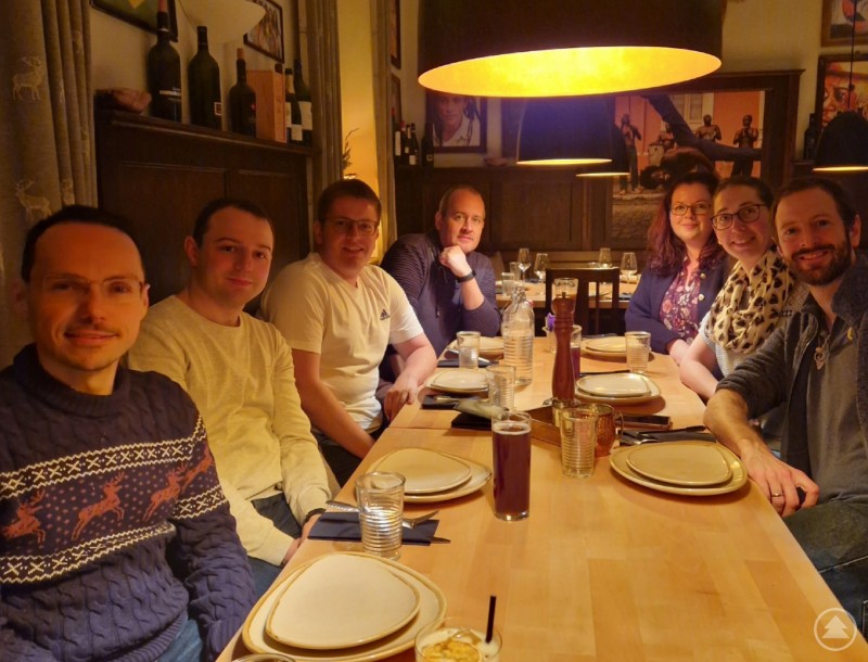 Dr. Roland J. Kufner, Simon Staudinger, Stephan Brunner, Johannes Dischinger, Julia Ebner-Dischinger, Julia Strehle und Christoph Strehle tauschten sich in Metten gewinnbringend aus. Sieben Personen sitzen gemeinsam an einem langen, festlich gedeckten Tisch in einem Restaurant. Es herrscht eine gemütliche Atmosphäre mit warmem Licht, im Hintergrund sind Weinflaschen und Bilder zu sehen. Alle blicken freundlich in die Kamera.