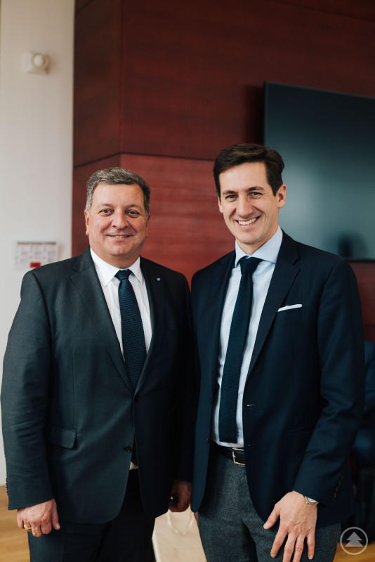 Der Weg für Start der Sanierung des Glasmuseums Frauenau ist frei. Dafür haben sich Staatsminister Christian Bernreiter und Stimmkreisabgeordneter Dr. Stefan Ebner eingesetzt. Zwei Männer in dunklen Anzügen stehen in einem Innenraum nebeneinander und lächeln in die Kamera. Es handelt sich um Staatsminister Christian Bernreiter und den Landtagsabgeordneten Dr. Stefan Ebner, die sich für die Sanierung des Glasmuseums Frauenau eingesetzt haben.