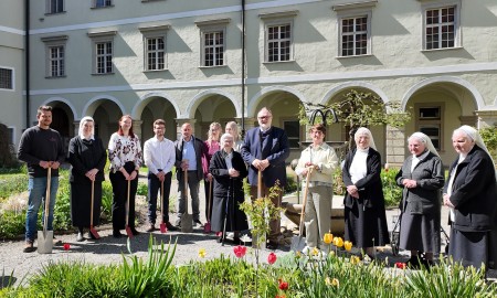 Pflanzaktion setzt Zeichen f&uuml;r Nachhaltigkeit an Passauer Fachakademie