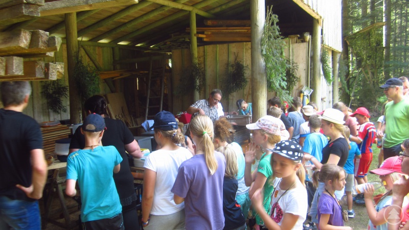 Beim Mittagessen am Ödhäusel griff auch Bürgermeister Christian Süß zu.