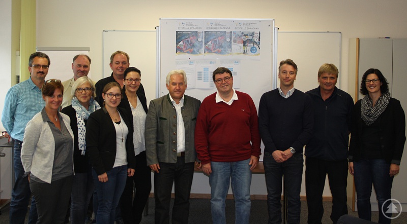 Das neue OK-Bayerischer Wald mit OK-Leiter Herbert Unnasch (5.v.r.) hat beim Auftakttreffen mit dem DSV die künftige Zusammenarbeit für große Wintersportveranstaltungen im ARBERLAND besprochen. IBU-Vizepräsident Thomas Pfüller (4.v.r) und Björn Weisheit, der sportliche Leiter Biathlon beim DSV (3.v.r), regten dabei mit Biathlon-Wettkampfleiter Sepp Schneider (2.v.r.) die Bewerbung um eine Biathlon-Junioren-Weltmeisterschaft an. Foto: ARBERLAND REGio GmbH