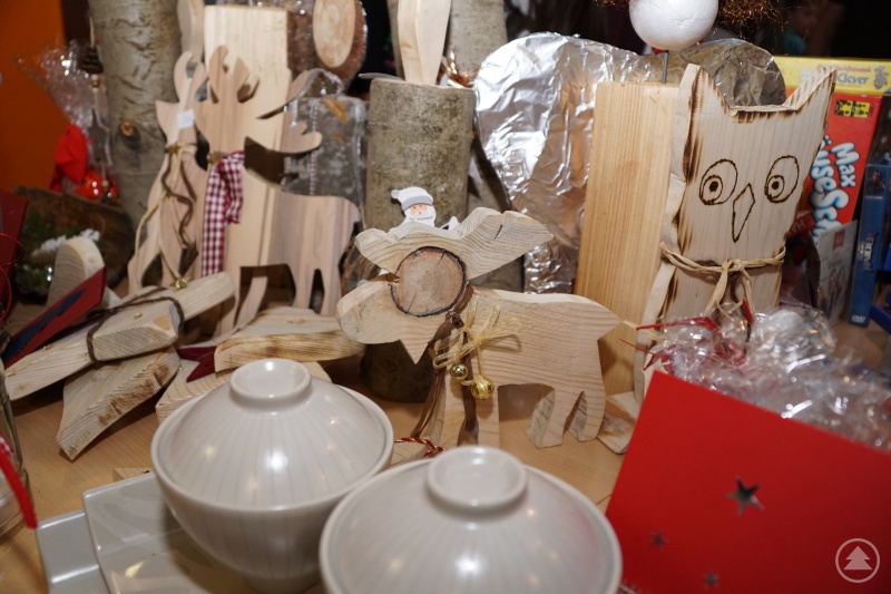 Weihnachtliches Kunsthandwerk lockt Käufer