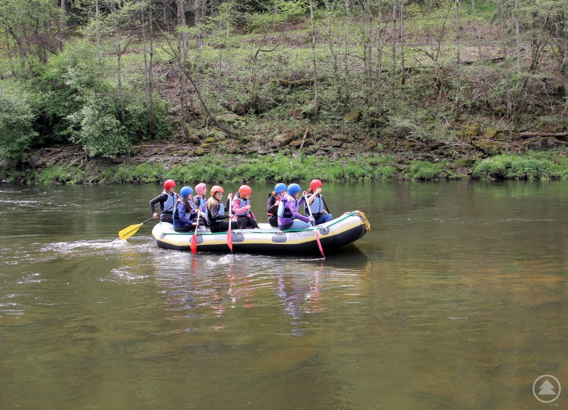 Volle Fahrt voraus, das Boot nimmt Fahrt auf.