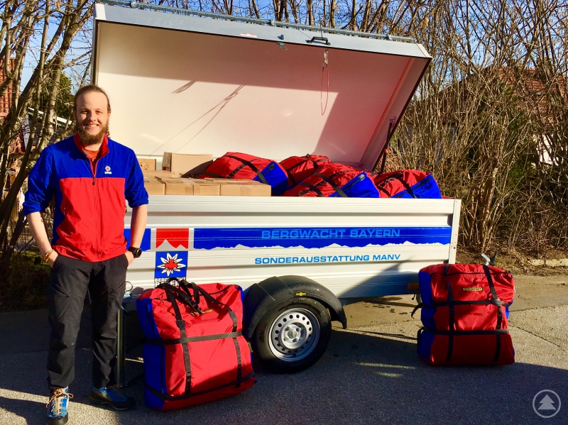 Lukas Wallisch mit dem neuen Anhänger MANV
