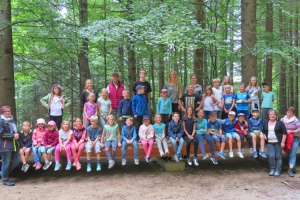 33 Kelheimer Kinder im Unterholz