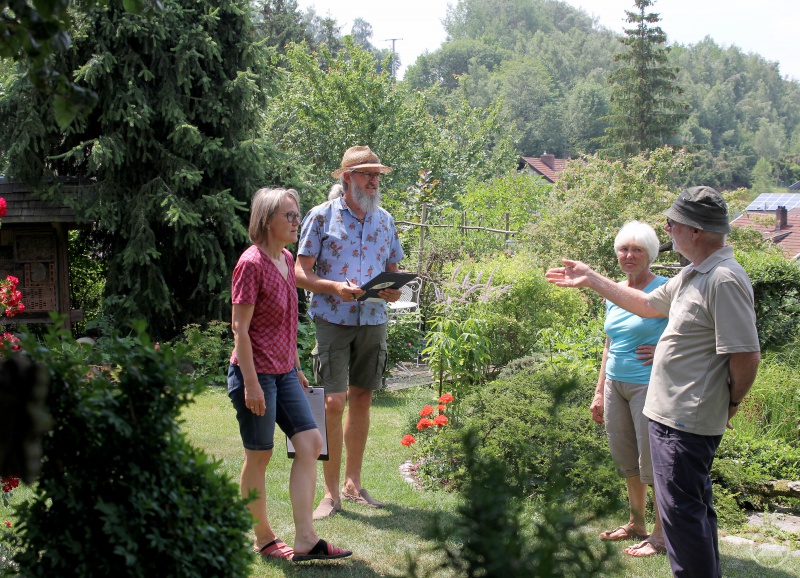 Rosemarie Wagenstaller (v.li.) und Klaus Eder sprachen mit Edith und Günter Lukaschik über die Pflegearbeiten im Garten.
