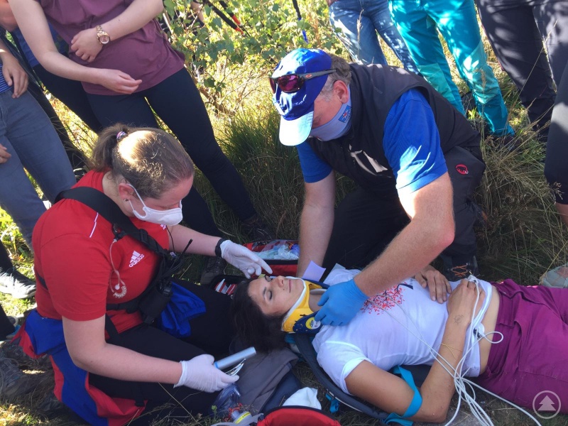 „Patientin“ wird durch Notärztin und Bergwacht versorgt