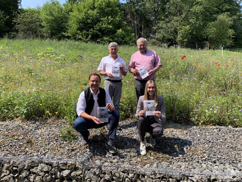 Die Verantwortlichen der ILE Ilzer Land freuen sich über die zahlreichen und vielfältigen Ferienangebote im Ilzer Land (v.l.): Gerhard Poschinger (Bürgermeister Perlesreut), Leo Meier (Bürgermeister Röhrnbach), Werner Weny (1. Vorsitzender ILE Ilzer Land) und Corina Molz (Geschäftsführerin ILE Ilzer Land)