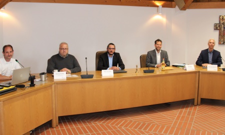 Expertenrunde informiert die Taxi- und Mietwagenunternehmer des Landkreises über das geplante „ÖPNV-Taxi“