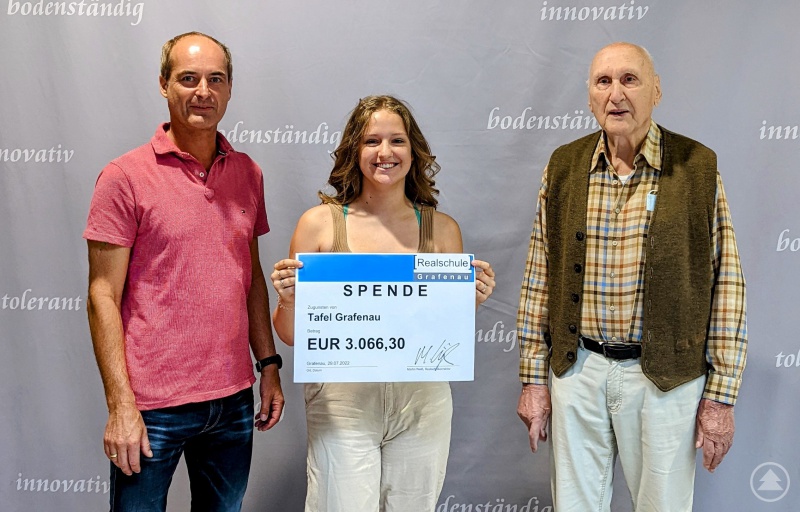 Matthias Haslinger (re.) von der Grafenauer Tafel freute sich über die Spende aus dem Sozialen Tag der Grafenauer Realschüler (im Bild von links: verantwortliche Lehrkraft Stephan Wiltschko, Schülersprecherin Paula Maier).