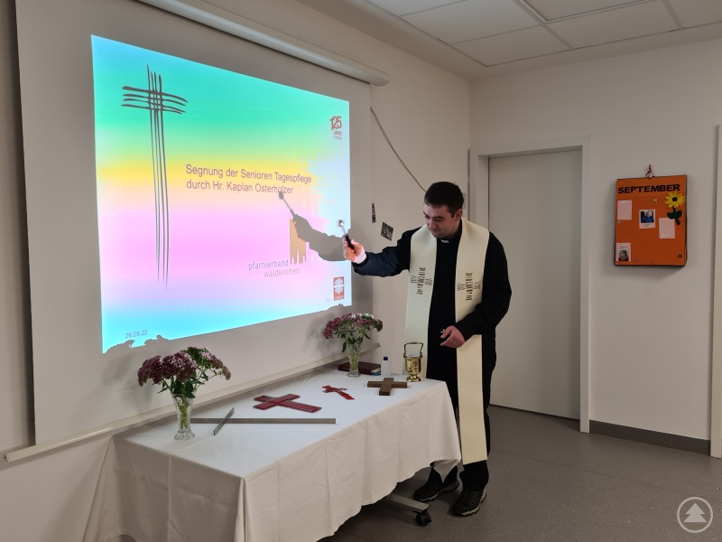 Kaplan Michael Osterholzer segnet die neuen Räume ...