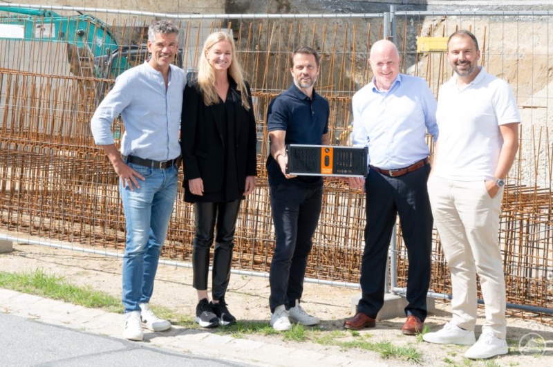 Die Zeitkapsel zum 20-jährigen Unternehmensjubiläum der Thomas-Krenn.AG enthält u. a. Fotos von Mitarbeitern samt Vorher-/Nachhervergleich, alte Thomas-Krenn-Kalender, den ersten Low Energy Server (LES v1) und einige „Insider-Fotos“.