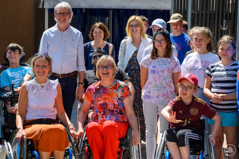 In den Förderzentren Passau St. Severin und Don Bosco durfte der Rollstuhlparcours nicht fehlen. Vorne von links: Diözesan-Caritasdirektorin Andrea Anderlik und Eva Maria Welskop-Deffaa, Präsidentin des Deutschen Caritasverbandes.