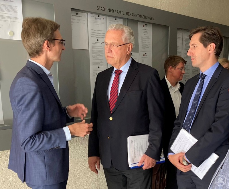 Bürgermeister Karlheinz Roth (v.li.) schildert Innenminister Joachim Herrmann zusammen mit Dr. Stefan Ebner, MdL, über die schwierige Flüchtlingssituation in der Gemeinde Spiegelau.