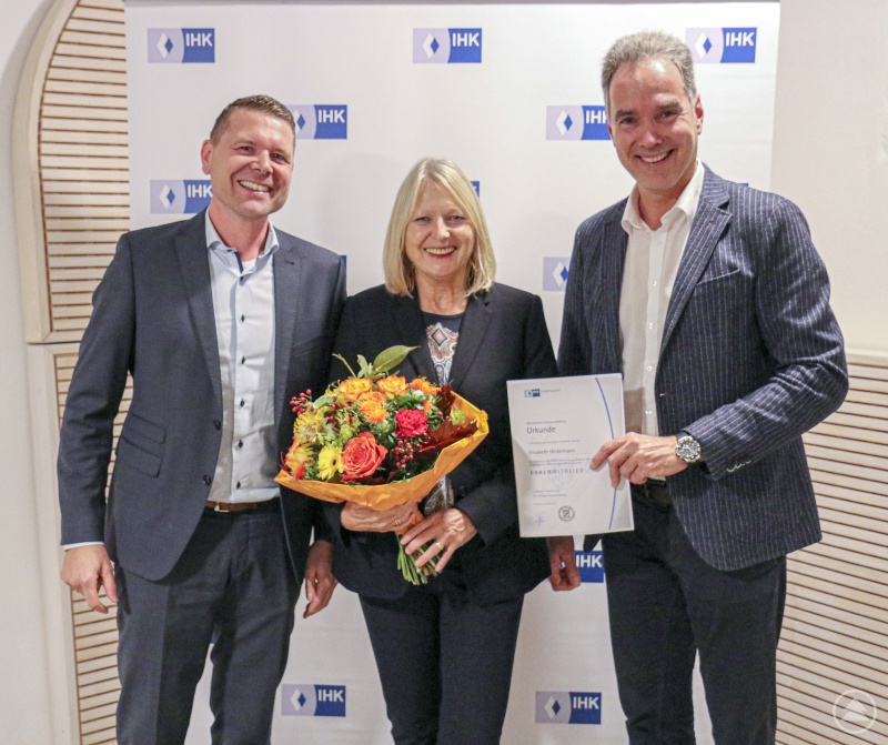 Elisabeth Hintermann wurde für ihr langjähriges ehrenamtliches Engagement für die regionale Wirtschaft zum Ehrenmitglied des IHK-Gremiums Freyung-Grafenau ernannt. Mit ihr freuen sich der neue Gremiumsvorsitzende Jürgen Greipl (l.) und IHK-Hauptgeschäftsführer Alexander Schreiner.