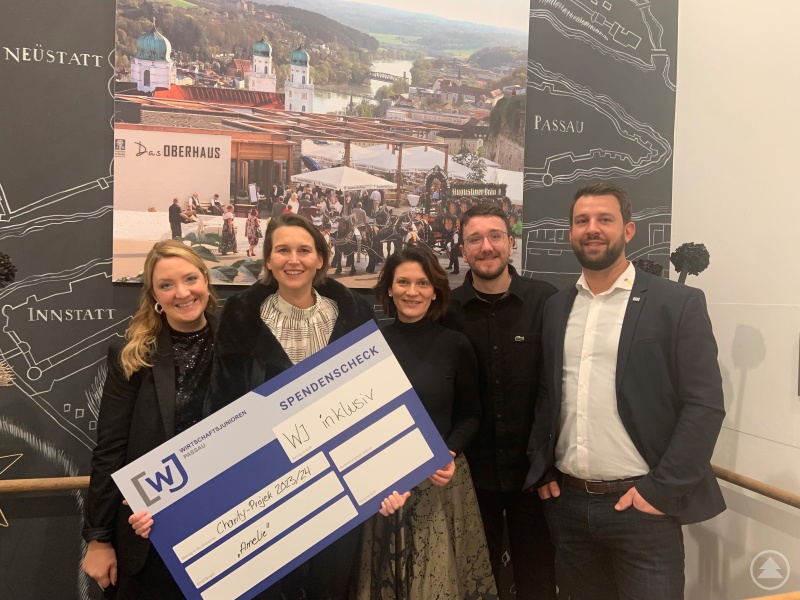 Stellvertretend für die begünstigte Person, deren Privatsphäre geschützt werden soll, zeigen sich die Vorstände der Wirtschaftsjunioren Passau und des Fördervereins der Wirtschaftsjunioren auf dem Bild: Von links nach rechts: Veronika Steinhofer, Bettina Göttl, Eva Simmeth-Kittl, Michael Wallner, Nicolai-Christian Andree.