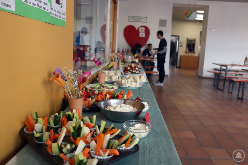 Großes Büfett, große Leistung: die Kinder waren zurecht stolz auf ihre Arbeit für die Gemeinschaft.