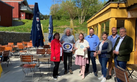 Hotel und Restaurant „Ferien vom Ich“ ist  „Musikantenfreundliches Wirtshaus“ – Urkunde und Plakette im Beisein von Landrat Laumer übergeben