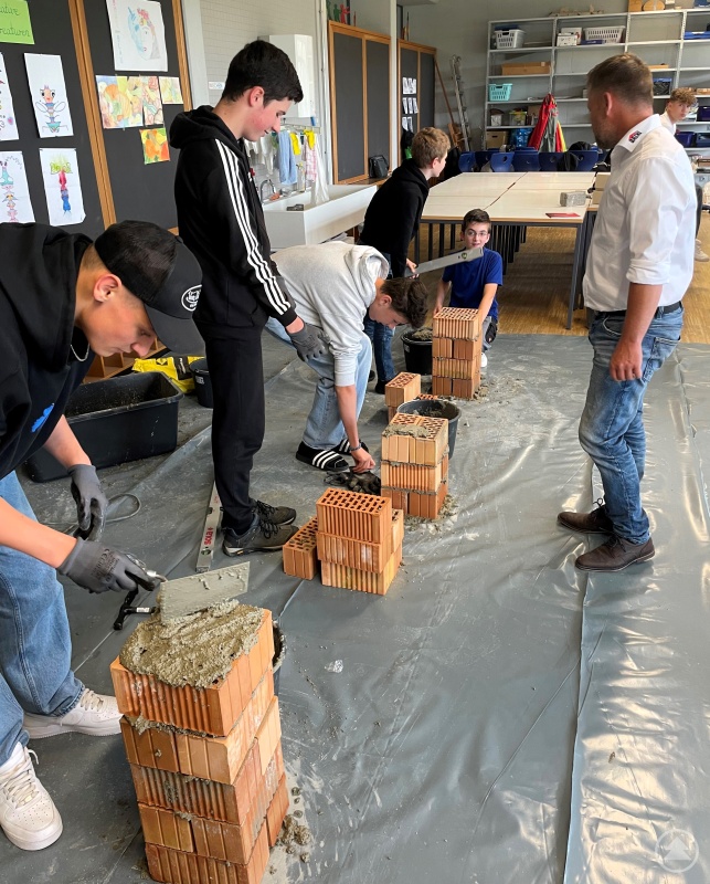 Sichtlich Spaß macht das Üben auf der Lehrbaustelle im Klassenzimmer der Realschule Freyung.