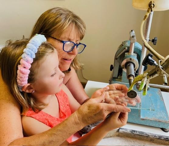 Flyer/Grafik zum Event: Kabinettausstellung "Glas bewegt" am Mi., 11.12.2024 - So., 02.02.2025