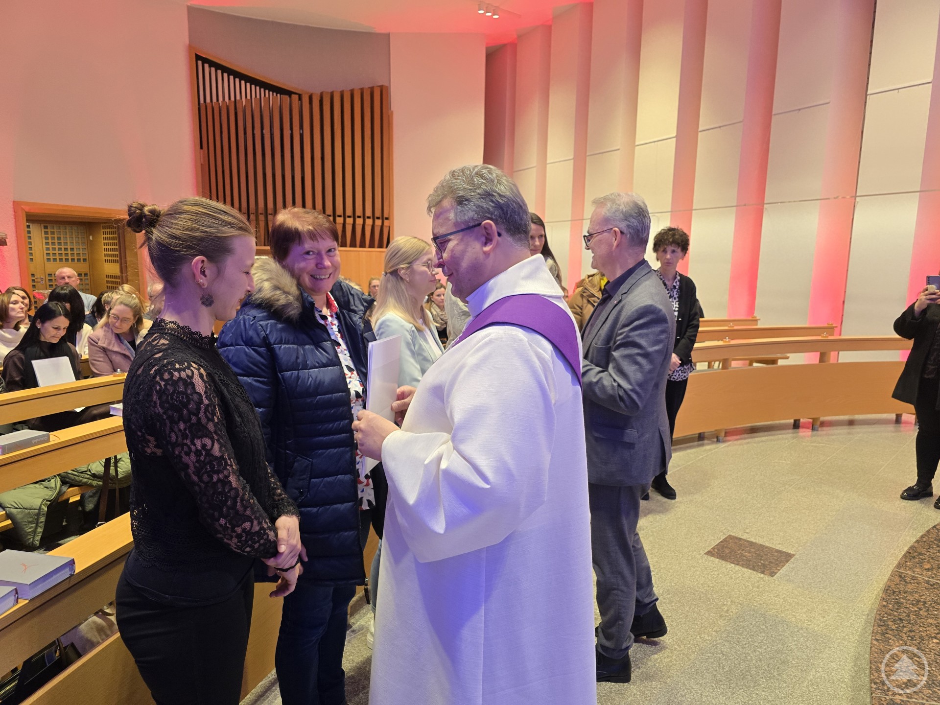 Diakon Konrad Niederländer und Stefan Seiderer überreichten die Zertifikate.