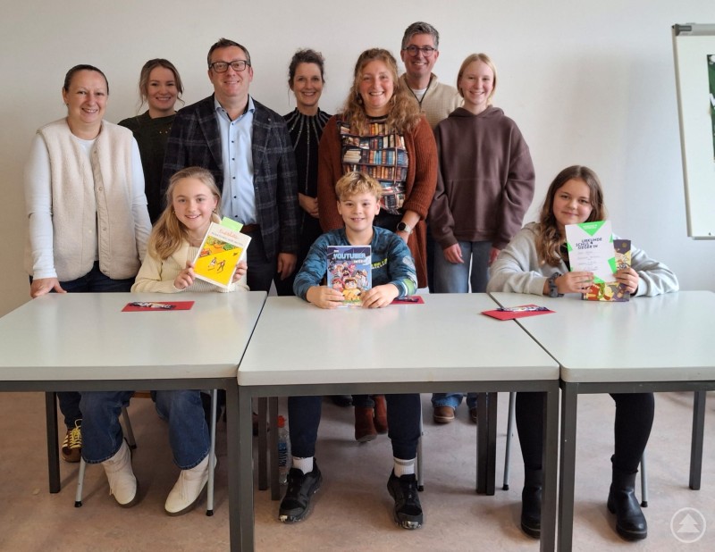 Die drei Sieger Lena Herzinger, Luca Molz und Sofia Stecher des Vorlesewettbewerbs der 6. Klassen an der Realschule Grafenau überzeugten durch beeindruckende Lesefertigkeiten (Jury v. links: Studienrätin Kerstin Resch, Sozialpädagogin Melanie Wölfl, Elternbeiratsvorsitzender Günther Nama, Studienrätin Christiane Harant-Dankesreiter, Studienrätin Angela Fruth-Würzinger, 2. Konrektor Rainer Andorfer und Vorjahressiegerin Veronika Stadler).