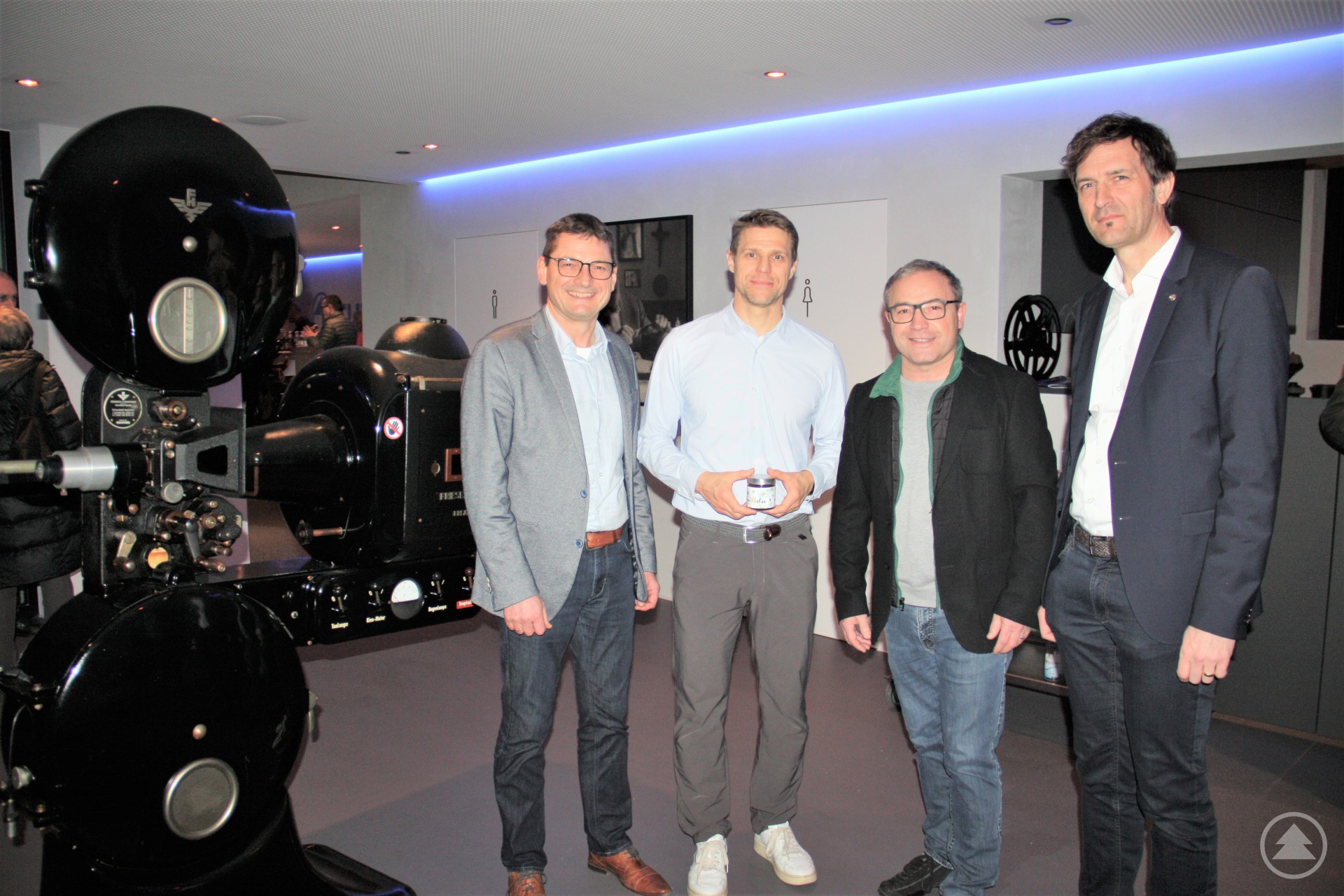 Vor einem alten Kino-Filmprojektor im Hans-Vogt-Museum bedankten sich die Präsidenten der Rotary-Clubs Freyung-Grafenau und Passau-Dreiflüssestadt, Mario Hansal und Peter Niedermeier (1. u. 2. v. r.), für die ausschlussreiche Führung durch das Museum und die Firmenzentrale beim Vorstandsvorsitzenden Klaus Neumeier und Geschäftsführer Markus Schmeller (3. u. 4. v. r.)