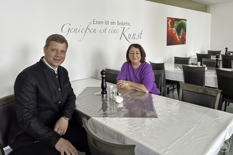 Bezirkstagspräsident Dr. Olaf Heinrich im Gespräch mit der Dehoga-Bezirksvorsitzenden Niederbayern, Rose Marie Wenzel. Heinrich_Wenzel-maerz-2025_pr.jpg