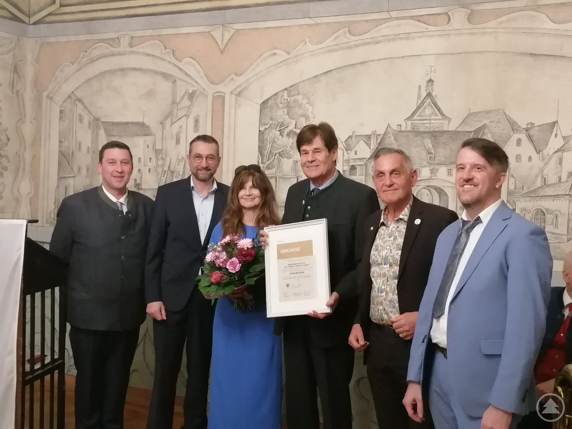 3. Vizebürgermeister Stefan Schneebauer, 1. Vizebürgermeister Mag. Christoph Danner, Bürgermeister a.D. Ing. Franz Angerer mit Gattin, Bürgermeister Günter Streicher und 2. Vizebürgermeister Mag. Stefan Wimmer bei der Verleihung der Ehrenbürgerschaft sowie des Ehrenringes der Stadt Schärding.