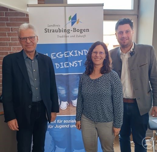Referent Dr. Hermann Scheuerer-Englisch (links) gemeinsam mit Doris Kohl (Leiterin Amt für Soziale Dienste für Jugend und Familie) und dem stellvertretenden Landrat Andreas Aichinger. Referent Dr. Hermann Scheuerer-Englisch (links) gemeinsam mit Doris Kohl (Leiterin Amt für Soziale Dienste für Jugend und Familie) und dem stellvertretenden Landrat Andreas Aichinger.