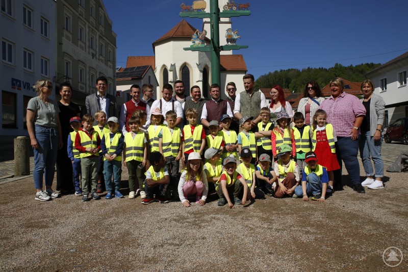 Die Kindergartenkinder von Schönberg erfuhren vom Bürgermeister und den Maibaumkrampflern, dass ein Maibaumdiebstahl aus Tradition schon mal erlaubt sein kann. Kinder und Erwachsene vor dem Maibaum in Schönberg – Gruppenfoto mit Kindergartenkindern in Warnwesten