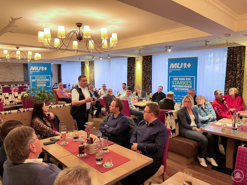 Der MU-Bezirksvorsitzende und stv. Landesvorsitzende Peter Erl betonte, dass die neue Koalition in den ersten 100 Tagen liefern müsse, um ihre Ernsthaftigkeit unter Beweis zu stellen. Peter Erl spricht zu den Gästen der Mittelstands-Union Freyung-Grafenau.