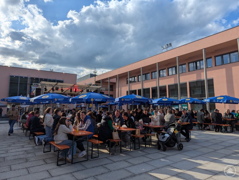 Biergarten und Musik-Bühne beim Tag der offenen Hochschule der TH Deggendorf 