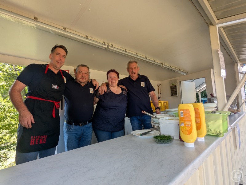 Weil's bei guter Stimmung gleich noch besser schmeckt - nicht nur vom Grill Vier Mitglieder des Berger Buam Stammtisches lächeln in die Kamera