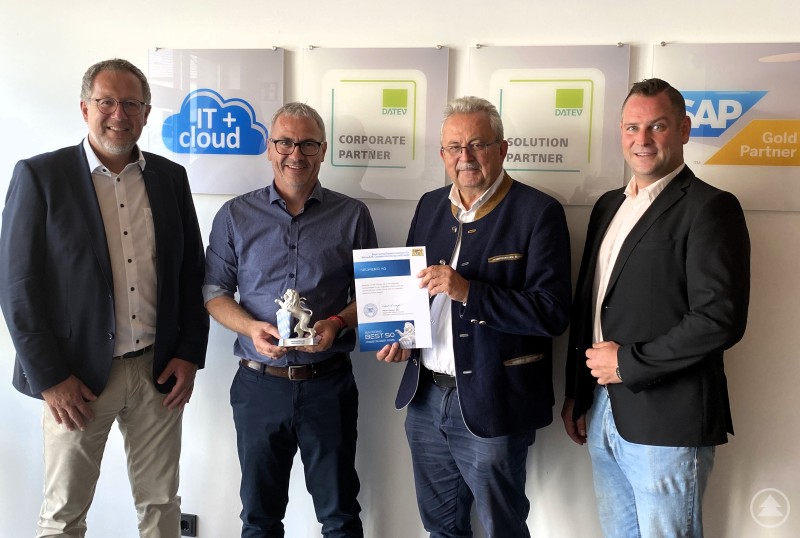 Bürgermeister Christian Dobmeier, Vorstand Thomas Neumeier, Landrat Josef Laumer und Wirtschaftsförderer Martin Köck (v.l.) in den Räumen der neumeier AG in Mallersdorf-Pfaffenberg mit der Auszeichnung „BAYERNS BEST 50“. Vier Männer stehen mit einer weißen Auszeichnungstafel in einem hellen, modernen Bürogebäude. Im Hintergrund das Logo der neumeier AG.