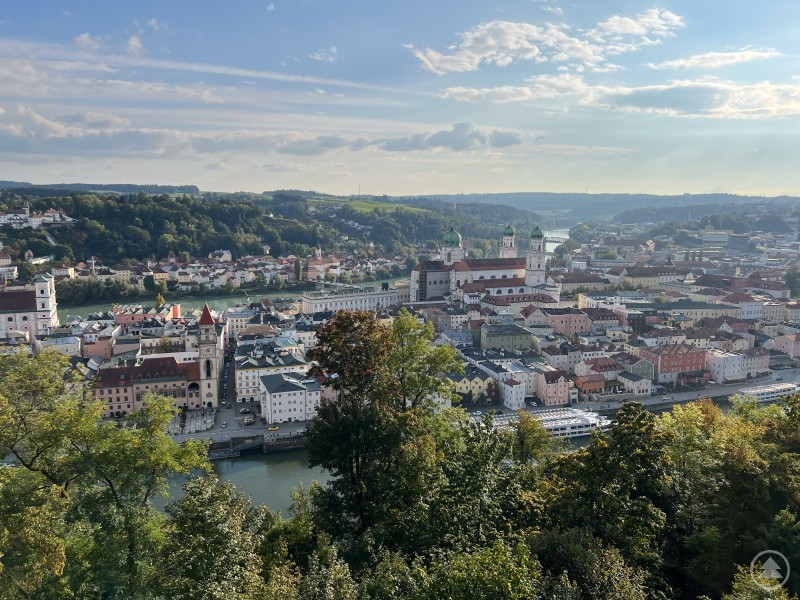 Blick vom Oberhaus auf die Dreiflüssestadt Passau. Panoramaaufnahme der Stadt Passau mit Dom St. Stephan und den Flüssen Donau, Inn und Ilz, aufgenommen vom Oberhaus aus.