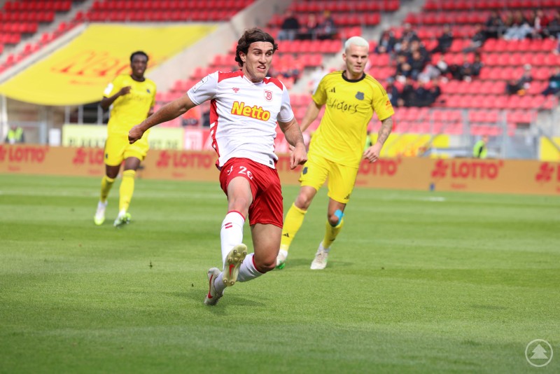 Offensivaktion des SSV Jahn Regensburg gegen den 1. FC Saarbrücken. Ein Spieler des SSV Jahn Regensburg schießt während eines Spiels in Richtung Tor, verfolgt von einem Gegenspieler in gelbem Trikot.