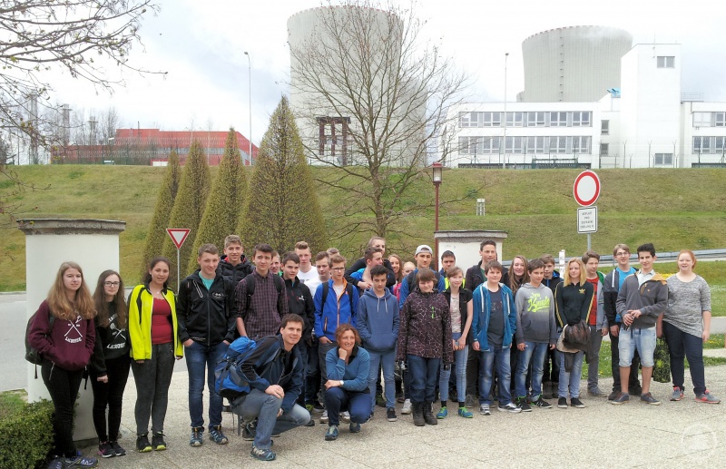 Viele neue Informationen wurden von der Klasse 9a und den tschechischen Schülern direkt vor Ort vom Kernkraftwerk Temelin eingeholt. Vorne die begleitenden Lehrkräfte Angela Fruth-Würzinger und Andreas Zillner.