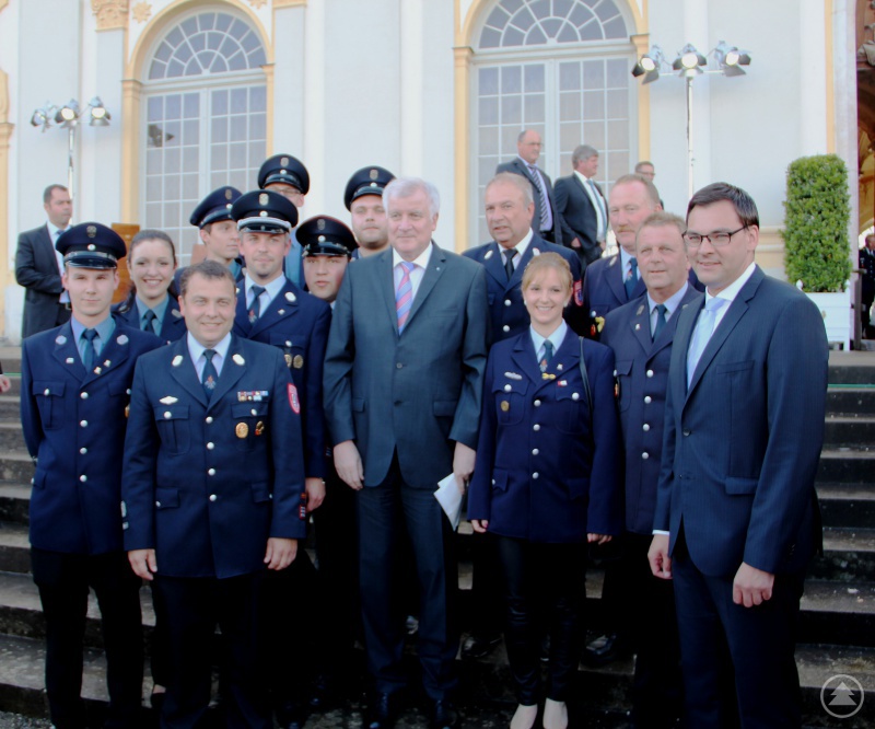 Landrat Sebastian Gruber mit Vertretern der Einsatzkräfte beim Gruppenbild mit Ministerpräsident Horst Seehofer