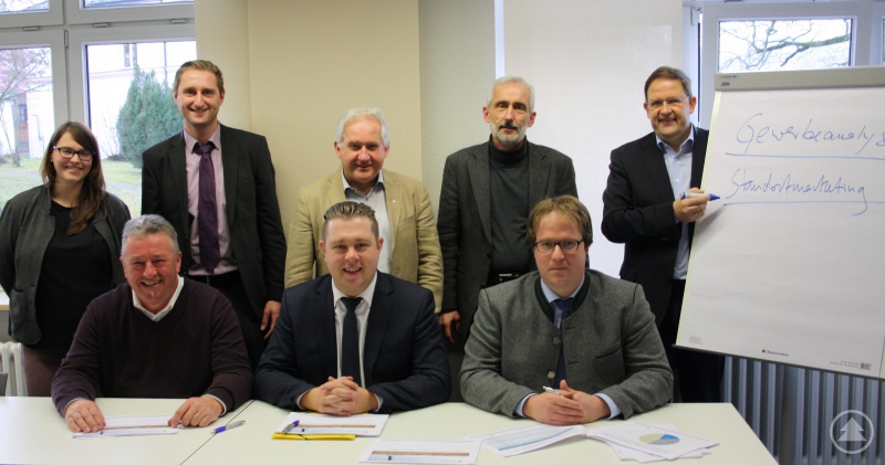 2. Reihe von links: Regina Bukowski (Regierung von Niederbayern), Wirtschaftsförderer Markus König, Herbert Unnasch, Kreisbaumeister Christian Hagenauer, Markus Wessel, 1. Reihe von links: Beiratsmitglied Bürgermeister Walter Nirschl, Landrat Michael Adam, Regionalmanager Stephan Lang.